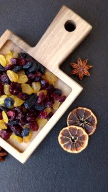 Kahvaltı malzemesi olarak kuru yaban mersini, sarı ve siyah tatlı kuru üzüm. Kuru üzüm ve kızılcık