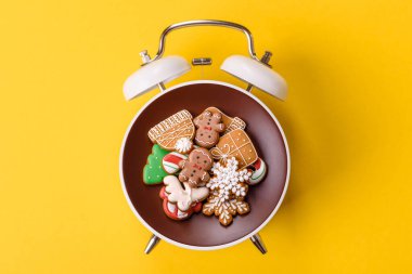 Noel için zencefilli ekmek, kurabiye ya da kış tatili için pişirilmiş yiyecekler. Noel zencefilli çöreği, eski bir çalar saatin kadranı yerine tabak konsepti olarak kullanılıyor.