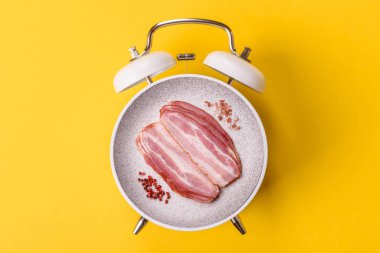 Et, dilimlenmiş domuz pastırması, organik yiyecek, atıştırmalık protein. Kaliteli bir çalar saatin kadranı yerine tabak konsepti olarak çiğ pastırma.