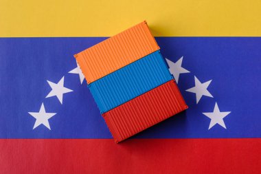 Venezuela bayrağındaki kargo konteynerleri mal ihracatı ve lojistik için kavramsal bir zemin olarak kullanılıyor. Tasarımınız için arka plan olarak Venezuela bayrağında bulunan kargo konteynerleri