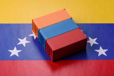 Venezuela bayrağındaki kargo konteynerleri mal ihracatı ve lojistik için kavramsal bir zemin olarak kullanılıyor. Tasarımınız için arka plan olarak Venezuela bayrağında bulunan kargo konteynerleri