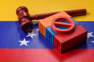 Venezuela bayrağı üzerindeki kargo konteynırı yasağı malların ihracatı ve lojistiği için kavramsal bir zemin olarak kullanılıyor. Venezuela bayrağına uygulanan kargo ambargosu tasarımın için bir zemin görevi görüyor.
