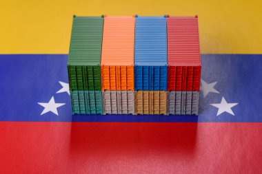 Venezuela bayrağı üzerindeki kargo konteynırı yasağı malların ihracatı ve lojistiği için kavramsal bir zemin olarak kullanılıyor. Venezuela bayrağına uygulanan kargo ambargosu tasarımın için bir zemin görevi görüyor.