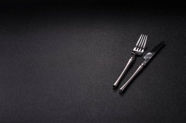 Yemek masası için çatal bıçak, gümüş mutfak gereçleri. Tasarımın için arka plan olarak çatal ve bıçak..
