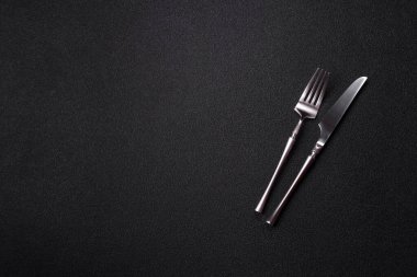 Yemek masası için çatal bıçak, gümüş mutfak gereçleri. Tasarımın için arka plan olarak çatal ve bıçak..