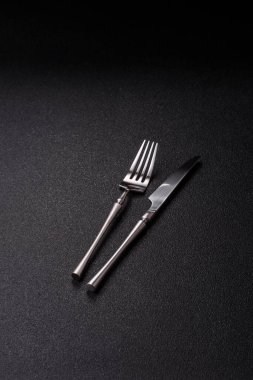 Yemek masası için çatal bıçak, gümüş mutfak gereçleri. Tasarımın için arka plan olarak çatal ve bıçak..