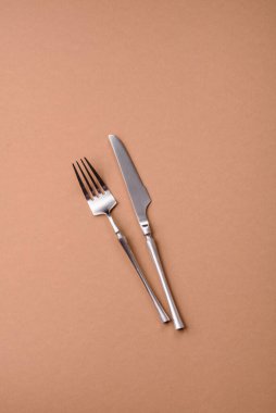 Yemek masası için çatal bıçak, gümüş mutfak gereçleri. Tasarımın için arka plan olarak çatal ve bıçak.
