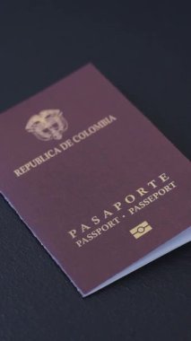 Kolombiya pasaportu, uluslararası seyahat ve tatil vizesi. Tasarımınız için arka plan olarak Kolombiya pasaportu