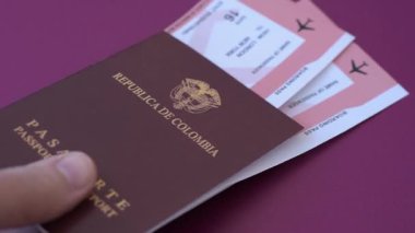 Kolombiya pasaportu, uluslararası seyahat ve tatil vizesi. Tasarımınız için arka plan olarak Kolombiya pasaportu