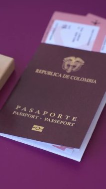Kolombiya pasaportu, uluslararası seyahat ve tatil vizesi. Tasarımınız için arka plan olarak Kolombiya pasaportu