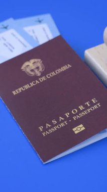 Kolombiya pasaportu, uluslararası seyahat ve tatil vizesi. Tasarımınız için arka plan olarak Kolombiya pasaportu