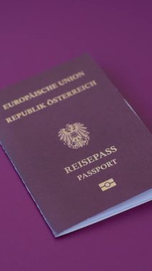 Avusturya pasaportu, uluslararası seyahat ve tatil vizesi. Tasarımınız için arka plan olarak Avusturya pasaportu