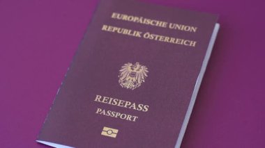 Avusturya pasaportu, uluslararası seyahat ve tatil vizesi. Tasarımınız için arka plan olarak Avusturya pasaportu