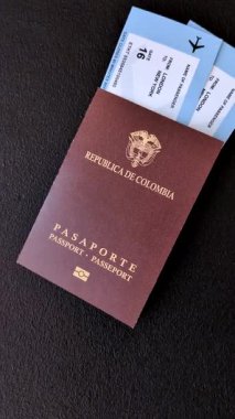 Kolombiya pasaportu, uluslararası seyahat ve tatil vizesi. Tasarımınız için arka plan olarak Kolombiya pasaportu