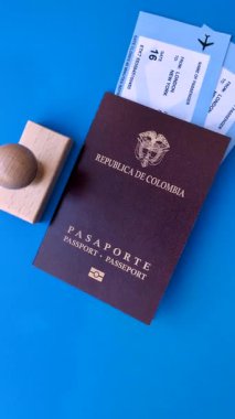 Kolombiya pasaportu, uluslararası seyahat ve tatil vizesi. Tasarımınız için arka plan olarak Kolombiya pasaportu