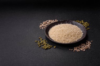 Kasedeki beyaz susam tohumları, yağ ve sağlıklı yemek için bir malzeme. Tasarımınız için yiyecek arka planı olarak beyaz susam