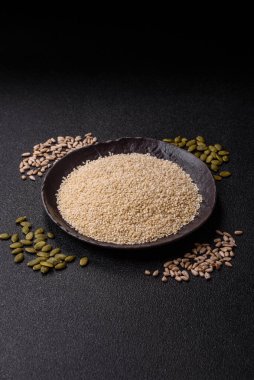 Kasedeki beyaz susam tohumları, yağ ve sağlıklı yemek için bir malzeme. Tasarımınız için yiyecek arka planı olarak beyaz susam