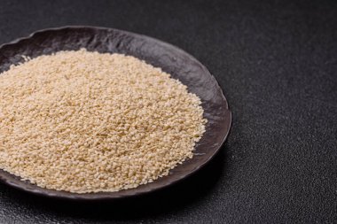 Kasedeki beyaz susam tohumları, yağ ve sağlıklı yemek için bir malzeme. Tasarımınız için yiyecek arka planı olarak beyaz susam