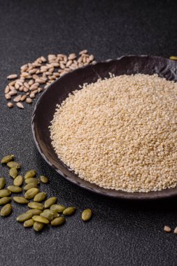 Kasedeki beyaz susam tohumları, yağ ve sağlıklı yemek için bir malzeme. Tasarımınız için yiyecek arka planı olarak beyaz susam