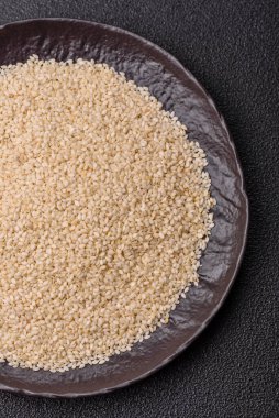 Kasedeki beyaz susam tohumları, yağ ve sağlıklı yemek için bir malzeme. Tasarımınız için yiyecek arka planı olarak beyaz susam