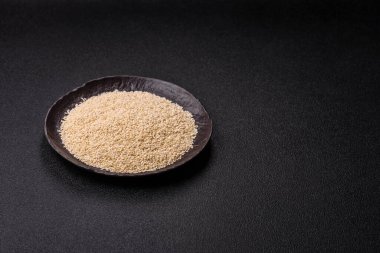 Kasedeki beyaz susam tohumları, yağ ve sağlıklı yemek için bir malzeme. Tasarımınız için yiyecek arka planı olarak beyaz susam