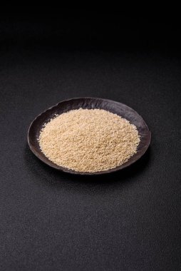 Kasedeki beyaz susam tohumları, yağ ve sağlıklı yemek için bir malzeme. Tasarımınız için yiyecek arka planı olarak beyaz susam