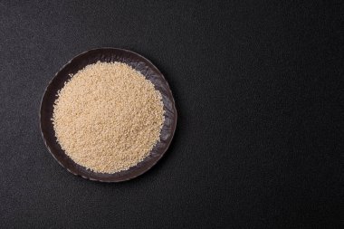 Kasedeki beyaz susam tohumları, yağ ve sağlıklı yemek için bir malzeme. Tasarımınız için yiyecek arka planı olarak beyaz susam