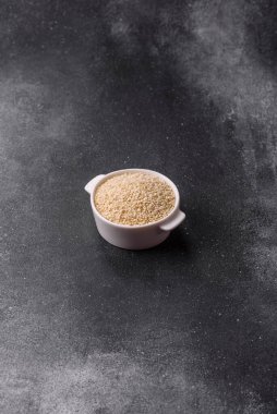 Kasedeki beyaz susam tohumları, yağ ve sağlıklı yemek için bir malzeme. Tasarımınız için yiyecek arka planı olarak beyaz susam