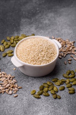 Kasedeki beyaz susam tohumları, yağ ve sağlıklı yemek için bir malzeme. Tasarımınız için yiyecek arka planı olarak beyaz susam