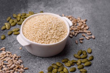 Kasedeki beyaz susam tohumları, yağ ve sağlıklı yemek için bir malzeme. Tasarımınız için yiyecek arka planı olarak beyaz susam