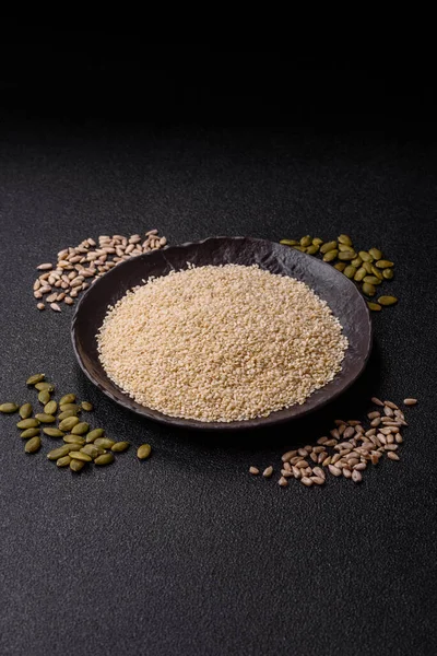 Kasedeki beyaz susam tohumları, yağ ve sağlıklı yemek için bir malzeme. Tasarımınız için yiyecek arka planı olarak beyaz susam