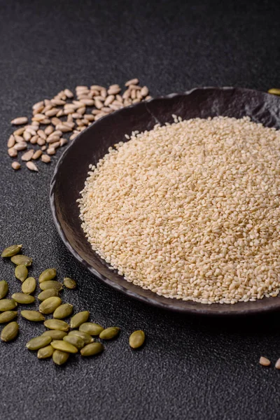 Kasedeki beyaz susam tohumları, yağ ve sağlıklı yemek için bir malzeme. Tasarımınız için yiyecek arka planı olarak beyaz susam