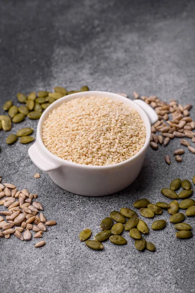 Kasedeki beyaz susam tohumları, yağ ve sağlıklı yemek için bir malzeme. Tasarımınız için yiyecek arka planı olarak beyaz susam