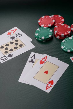 Kumarhane, kartlar ve fişler renkli arka planda, poker ve blackjack, bahislerle kumar. Tasarımınız için arka plan olarak kart ve çipler