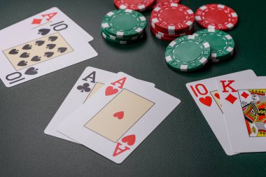 Kumarhane, kartlar ve fişler renkli arka planda, poker ve blackjack, bahislerle kumar. Tasarımınız için arka plan olarak kart ve çipler
