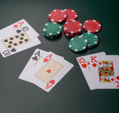 Kumarhane, kartlar ve fişler renkli arka planda, poker ve blackjack, bahislerle kumar. Tasarımınız için arka plan olarak kart ve çipler