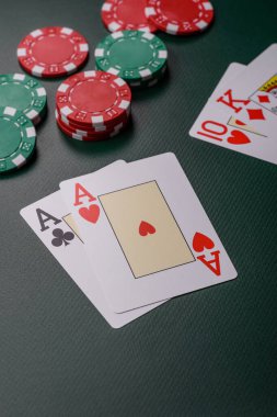 Kumarhane, kartlar ve fişler renkli arka planda, poker ve blackjack, bahislerle kumar. Tasarımınız için arka plan olarak kart ve çipler