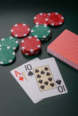 Kumarhane, kartlar ve fişler renkli arka planda, poker ve blackjack, bahislerle kumar. Tasarımınız için arka plan olarak kart ve çipler