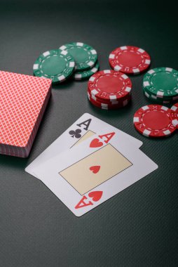 Kumarhane, kartlar ve fişler renkli arka planda, poker ve blackjack, bahislerle kumar. Tasarımınız için arka plan olarak kart ve çipler