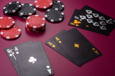 Kumarhane, kartlar ve fişler renkli arka planda, poker ve blackjack, bahislerle kumar. Tasarımınız için arka plan olarak kart ve çipler