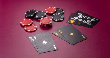 Kumarhane, kartlar ve fişler renkli arka planda, poker ve blackjack, bahislerle kumar. Tasarımınız için arka plan olarak kart ve çipler