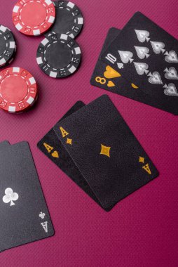 Kumarhane, kartlar ve fişler renkli arka planda, poker ve blackjack, bahislerle kumar. Tasarımınız için arka plan olarak kart ve çipler
