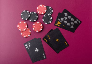 Kumarhane, kartlar ve fişler renkli arka planda, poker ve blackjack, bahislerle kumar. Tasarımınız için arka plan olarak kart ve çipler