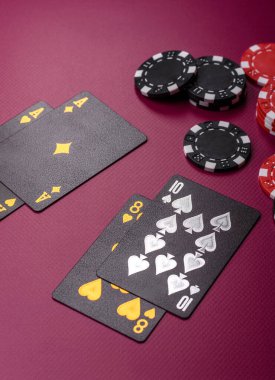 Kumarhane, kartlar ve fişler renkli arka planda, poker ve blackjack, bahislerle kumar. Tasarımınız için arka plan olarak kart ve çipler