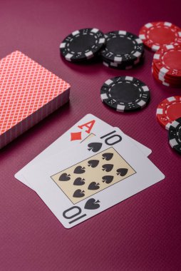 Kumarhane, kartlar ve fişler renkli arka planda, poker ve blackjack, bahislerle kumar. Tasarımınız için arka plan olarak kart ve çipler