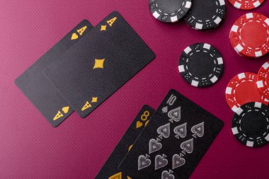 Kumarhane, kartlar ve fişler renkli arka planda, poker ve blackjack, bahislerle kumar. Tasarımınız için arka plan olarak kart ve çipler