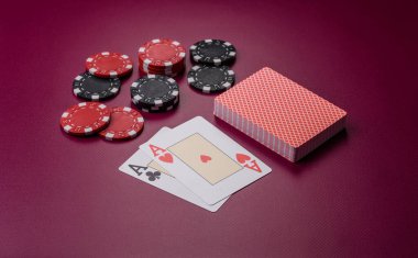 Kumarhane, kartlar ve fişler renkli arka planda, poker ve blackjack, bahislerle kumar. Tasarımınız için arka plan olarak kart ve çipler
