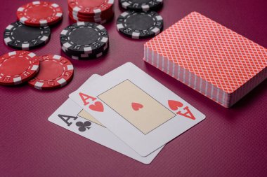 Kumarhane, kartlar ve fişler renkli arka planda, poker ve blackjack, bahislerle kumar. Tasarımınız için arka plan olarak kart ve çipler