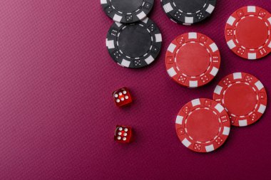Zenci geçmişinde kumarhane zarları, poker, bahislerle kumar. Tasarımınız için arkaplan olarak zar ve çip