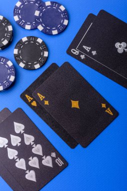 Kumarhane, kartlar ve fişler renkli arka planda, poker ve blackjack, bahislerle kumar. Tasarımınız için arka plan olarak kart ve çipler